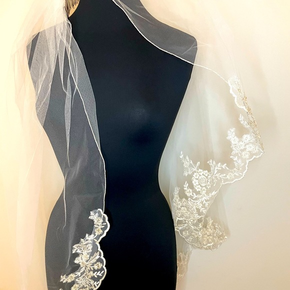Scalloped Edge Lace Bridal Veil - Picture 10 of 16
